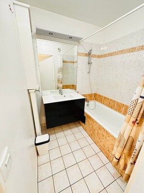 Towels, soap, toilet paper - 2BR+Salon+Parking La Défense, 10 min walk to metro (Courbevoie)