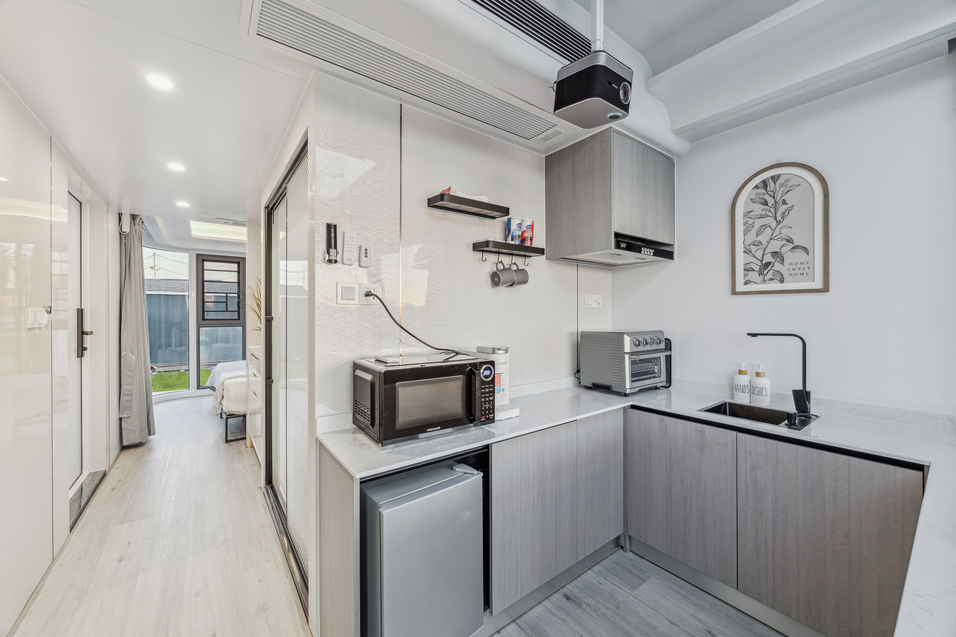 Een koelkast, een koffiezetapparaat/waterkoker