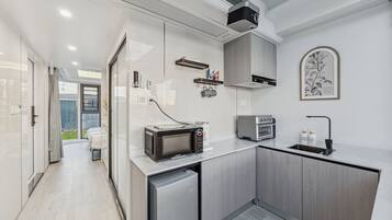 Een koelkast, een koffiezetapparaat/waterkoker