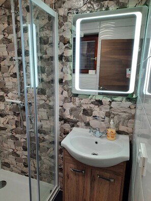 Séchoir à cheveux, bidet, serviettes fournies, savon