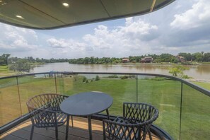 Outdoor dining - One-of-a-kind tiny home designed for an unforgettable stay by the beautiful San Jacinto River (Highlands)