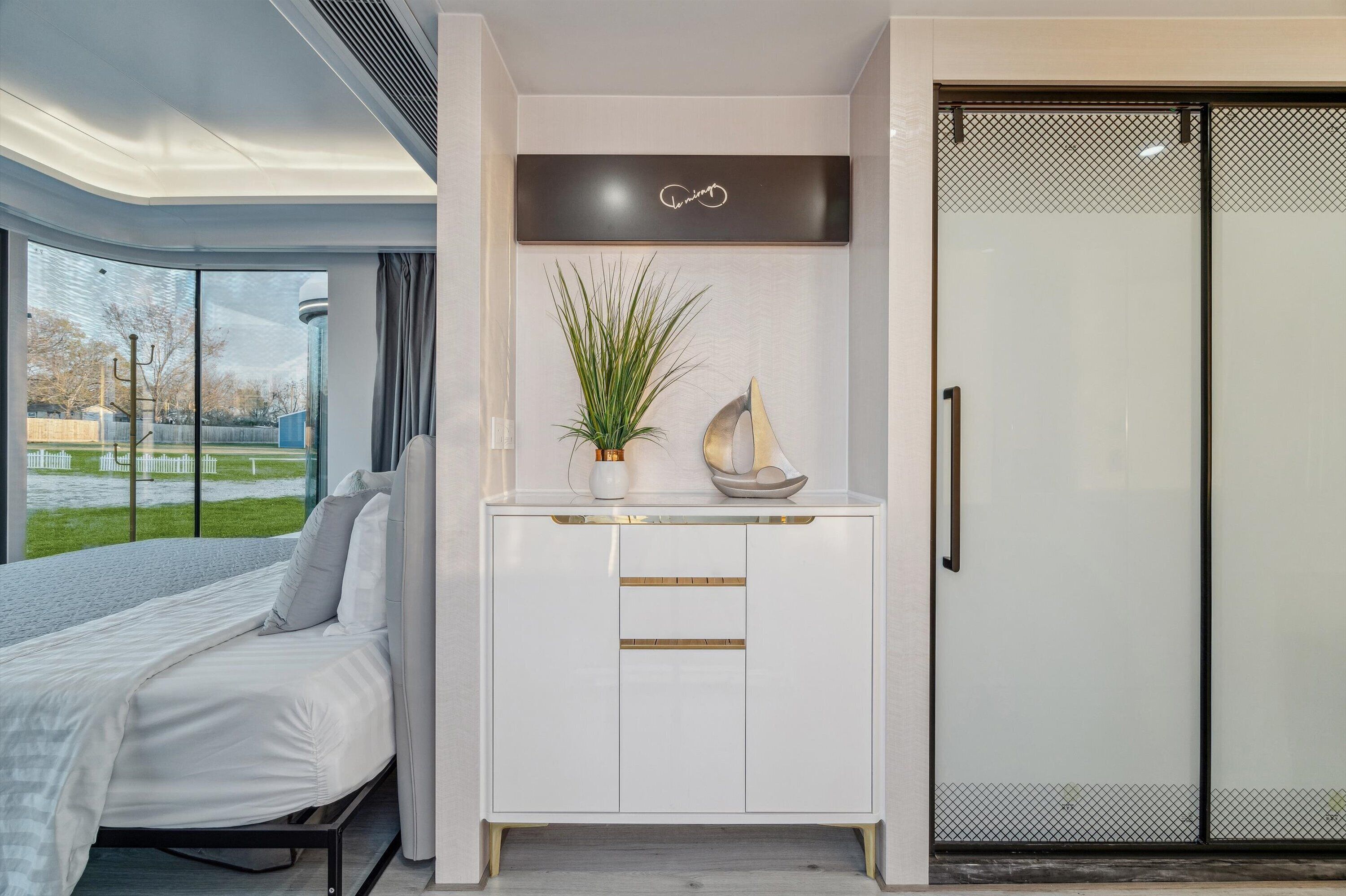 One-of-a-kind Tiny Home Designed For An Unforgettable Stay By The Beautiful San Jacinto River - Baytown, TX