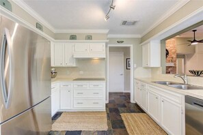 Frigorífico, horno, lavavajillas y cafetera o tetera