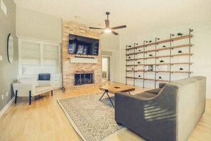 Smart TV, fireplace, offices - Cozy 3 BR Home Near Sugar Land (Stafford)