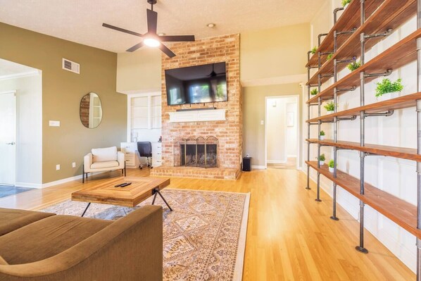 Una Smart TV, una chimenea, una oficina