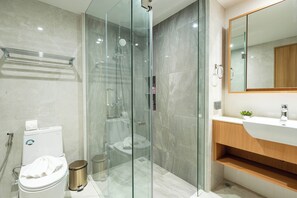 Departamento Deluxe, 3 habitaciones | Baño | Regadera, amenidades de baño gratuitas, secadora de cabello, toallas 