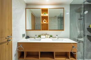 Appartement Deluxe, 3 chambres | Salle de bain | Douche, articles de toilette (gratuits), séchoir à cheveux