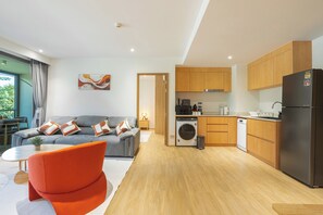 Departamento Deluxe, 3 habitaciones | Cocina privada | Refrigerador con congelador, microondas y parrilla de estufa 