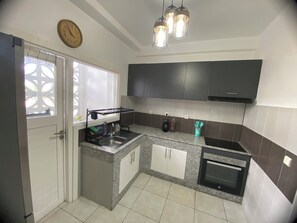 Refrigerador, horno, placa de cocina, cafetera/tetera