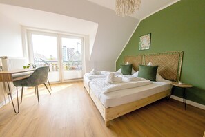 Quarto com cama, escrivaninha e cadeira.