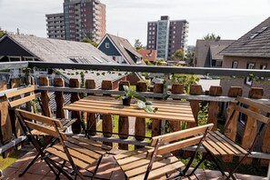 Outdoor dining - "Nordseeglück" - your retreat at the Deichkieker guesthouse - pets allowed (Wangerland)