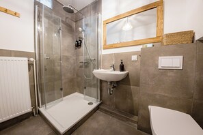 Douche, sĂšche-cheveux, serviettes fournies, savon