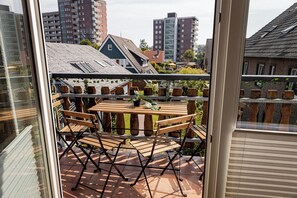 Outdoor dining - "Nordseeglück" - your retreat at the Deichkieker guesthouse - pets allowed (Wangerland)