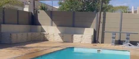6 outdoor pools