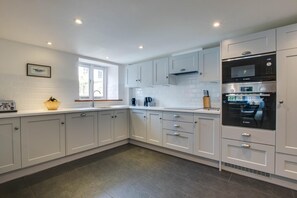 Fridge, microwave, oven, dishwasher - Sailmakers - Parking, 200m from Padstow Harbour (Padstow)