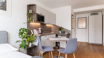 Deluxe vierpersoonskamer, balkon | Woonruimte | Een 60-cm smart-tv met kabelzenders, vloerverwarming en een printer