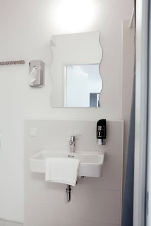 Dusche, kostenlose Toilettenartikel, Haartrockner, Handtücher