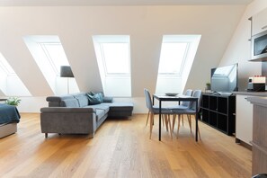 Habitación cuádruple Royal, balcón | Zona de estar | Smart TV de 60 cm con canales por cable, suelo radiante