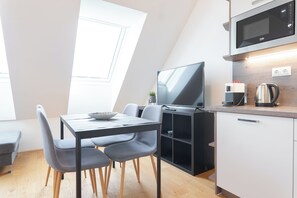 Quarto quádruplo real, sacada | Cozinha privada | Frigobar, micro-ondas, cooktop, cafeteira/chaleira