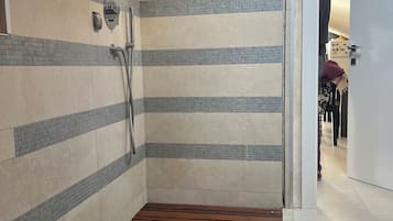 Haartrockner, Bidet, Handtücher, Seife