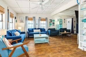 TV, offices - Tip'Sea Flamingo - Enclosed Yard, Beachgoer Ready! (Freeport)