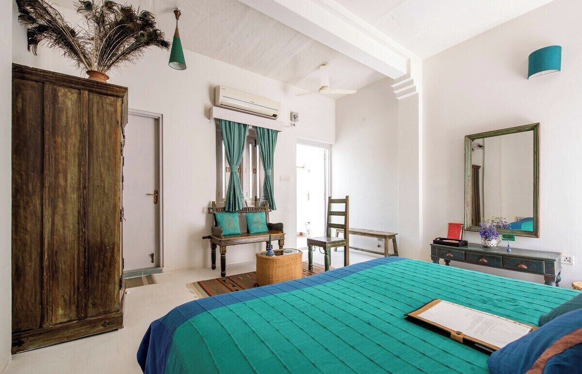Desk, laptop workspace, free WiFi, bed sheets