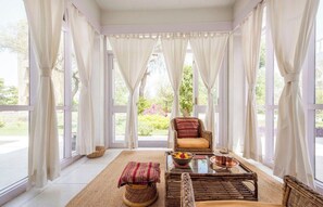 デラックス ルーム バルコニー ガーデンビュー | デスク、ノートパソコン用作業スペース、WiFi (無料)、ベッドシーツ