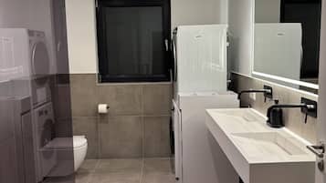 Dusche, Haartrockner, Handtücher, Seife