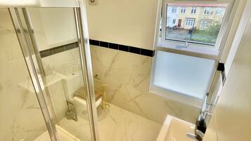 Dusj, hårføner og håndklær