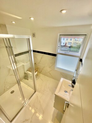 Shower, hair dryer, towels