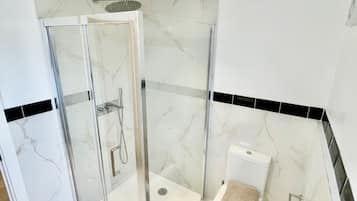 Regadera, secadora de cabello, toallas