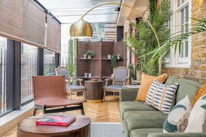 Standard-Apartment | Wohnbereich | Fernseher