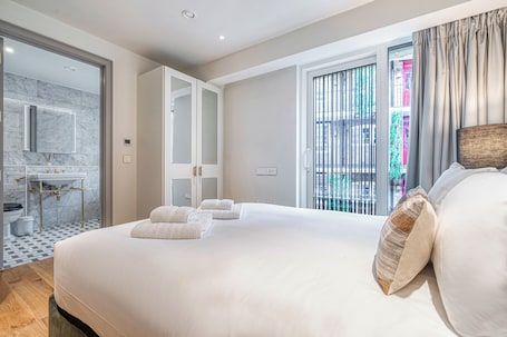 2 habitaciones, escritorio y espacio para trabajar con laptop