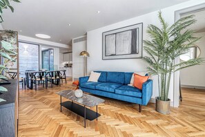 Apartamento standard | Espaço de trabalho para notebook, cortinas blackout