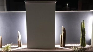 A well-lit planter with a tall, cylindrical column and several cacti. - Sirene452 - where to combine the relaxation of the sea and the proximity to the eternal city (Torvaianica)