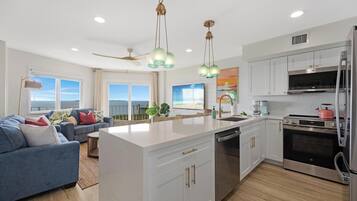 Frigorífic, microones, forn i placa de cuina