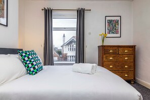 2 habitaciones, tabla de planchar con plancha, wifi y ropa de cama 