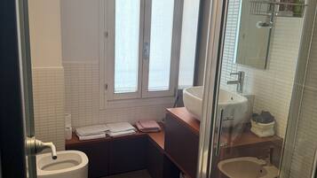 Dusche, Haartrockner, Bidet, Handtücher