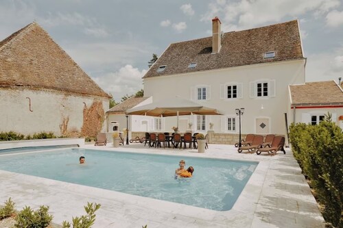 4-star Maison de Maître, 25 minutes from Beaune. Swimmingpool, sauna, steamroom.