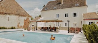 4-star holiday home, 15 guests, 25 minutes from Beaune. Maison Saunières