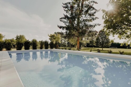 4-star Maison de Maître, 25 minutes from Beaune. Swimmingpool, sauna, steamroom.