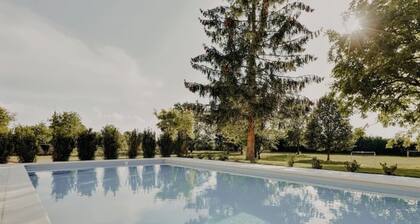 4-star Maison de Maître, 25 minutes from Beaune. Swimmingpool, sauna, steamroom.