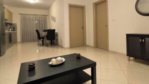 Eine moderne Wohnung mit Essbereich, Küche und zwei Schlafzimmern.