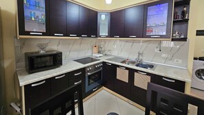 Lemari es, microwave, oven, dan kompor