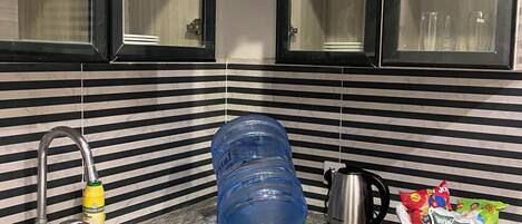 Kjøleskap, mikrobølgeovn, kokeplater og vannkoker