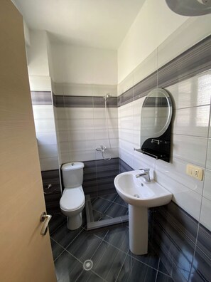 Apartamento | Banheiro | Chuveiro, secador de cabelo, toalhas de banho