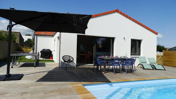 A modern house with a pool, outdoor furniture, and a barbecue area. - House 6 with heated pool in St-Hilaire (Saint-Hilaire-de-Riez)