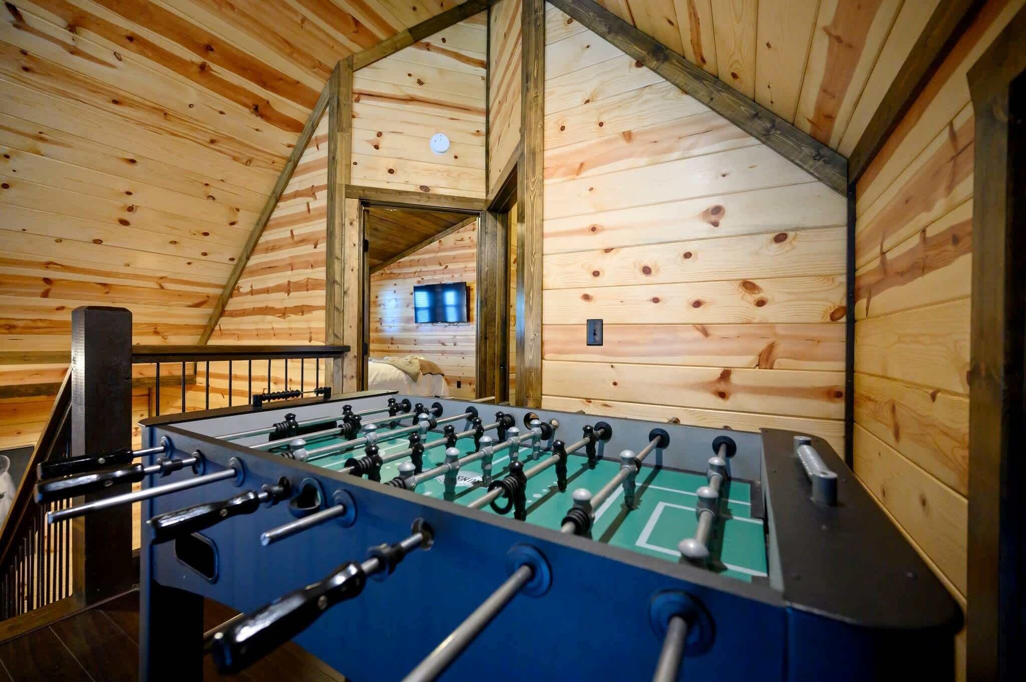 Een houten interieur met een tafelvoetbal.