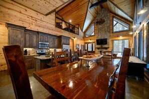 Dining - Cabin Vibe - Bunkroom - 3 King - Firepit - Shuffleboard (Broken Bow)