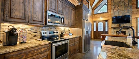 Cabane, plusieurs lits, bain à remous, vue jardin (Logged Out) | Cuisine privée | Réfrigérateur, micro-ondes, four, plaque de cuisson